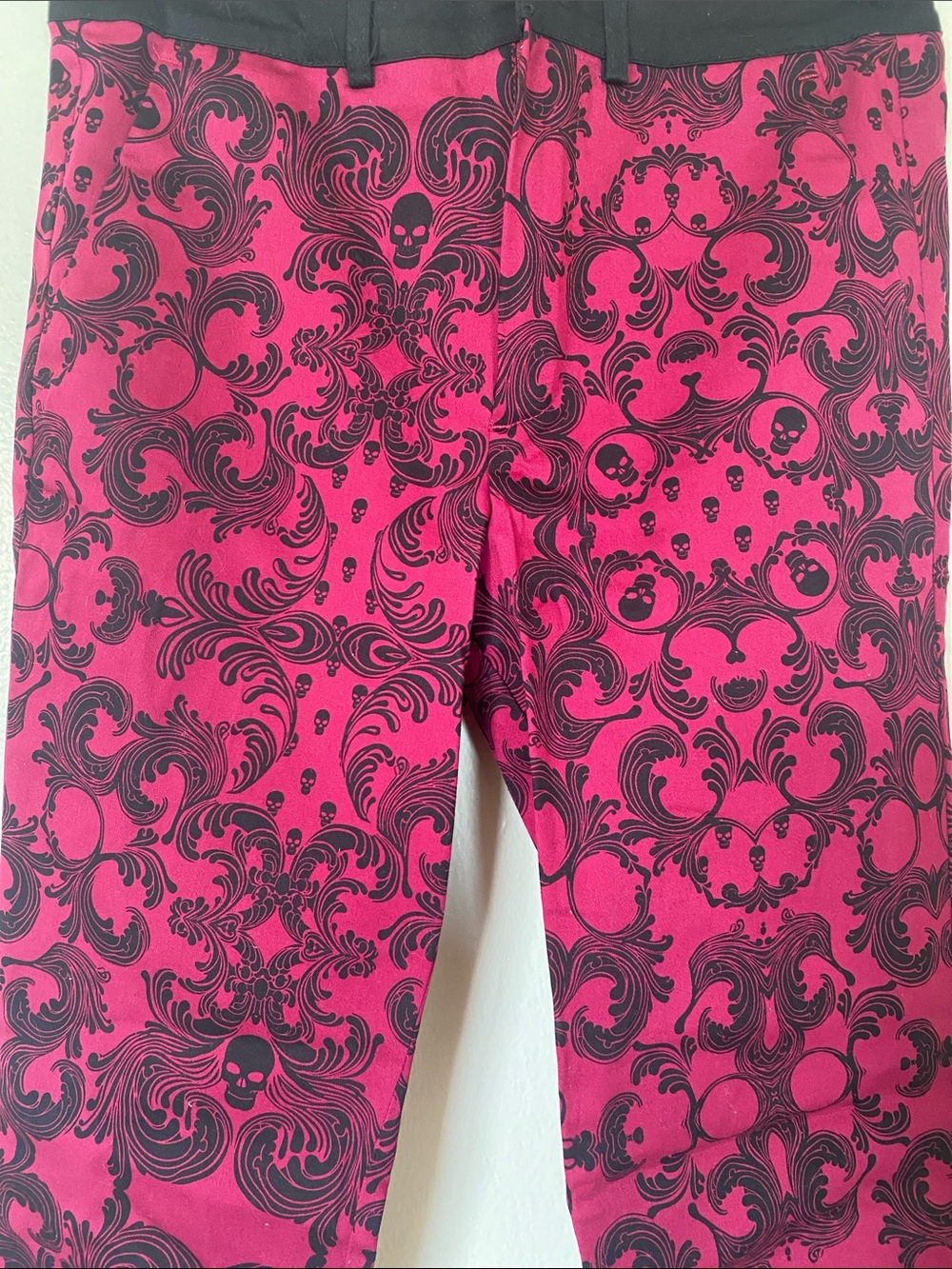 H&M Burgundy and Black Pants in Womens Size 4 | Skull and Damask Style Pattern